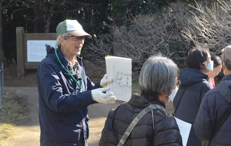 「坂田城跡」の無料見学会でガイドを務める西山さん
