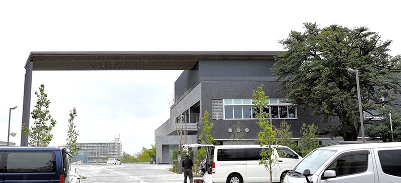 地下１階で異臭が確認された「夢咲くら館」。当面の間、臨時休館となる＝佐倉市