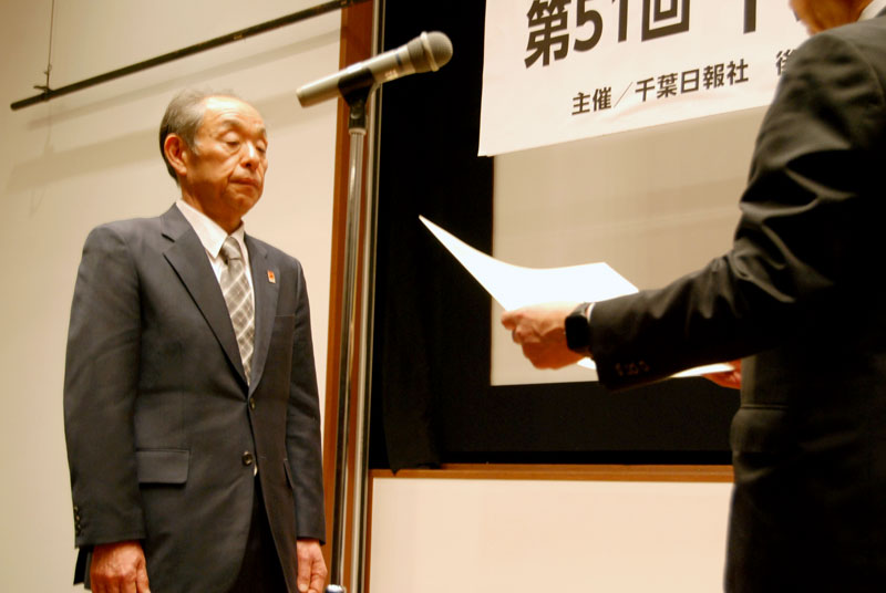 千葉日報大賞に選ばれた山崎さん＝２３日、千葉市中央区の県立美術館