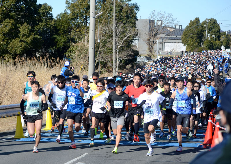 スタートするハーフマラソンの部のランナーたち。ペア（３キロ）の部と合わせ、過去最多３６６３人が参加した＝２３日、東金市