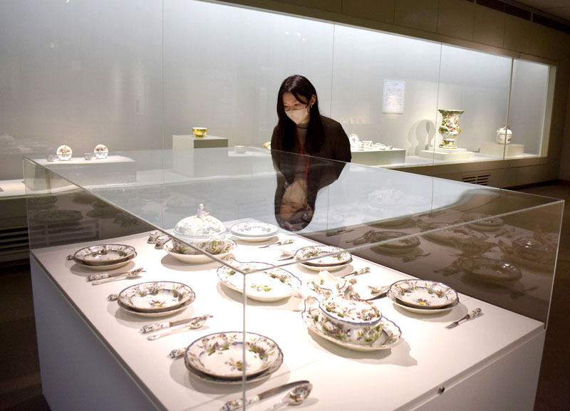 貴重なマイセン磁器が並ぶ展覧会＝松戸市の戸定歴史館