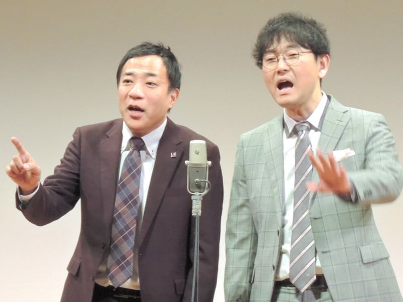 我孫子市制施行55周年記念の「ふるさとお笑いLive!」で、相方の土屋伸之さん(右)と漫才を披露するナイツの塙宣之さん=22日、同市