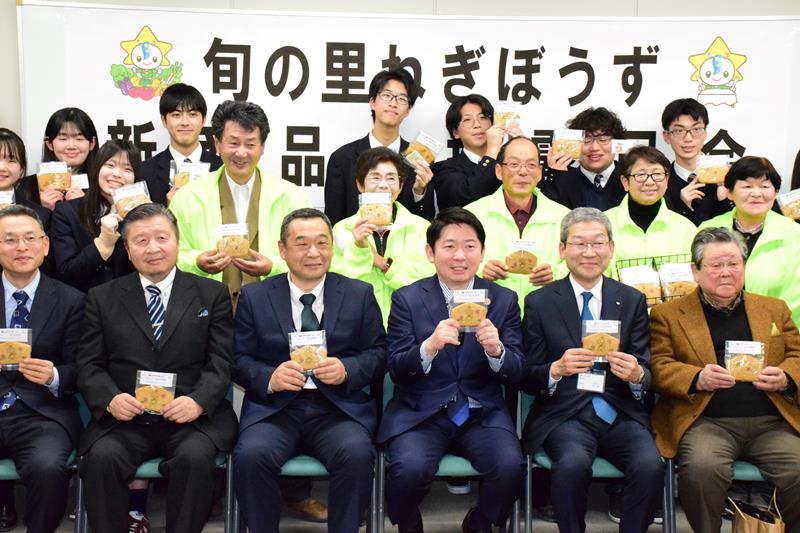 「ほんのう絵馬クッキー」を手にするお披露目会の参加者=茂原市役所