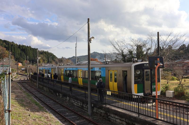 上総亀山駅に停車するＪＲ久留里線＝昨年１２月、君津市