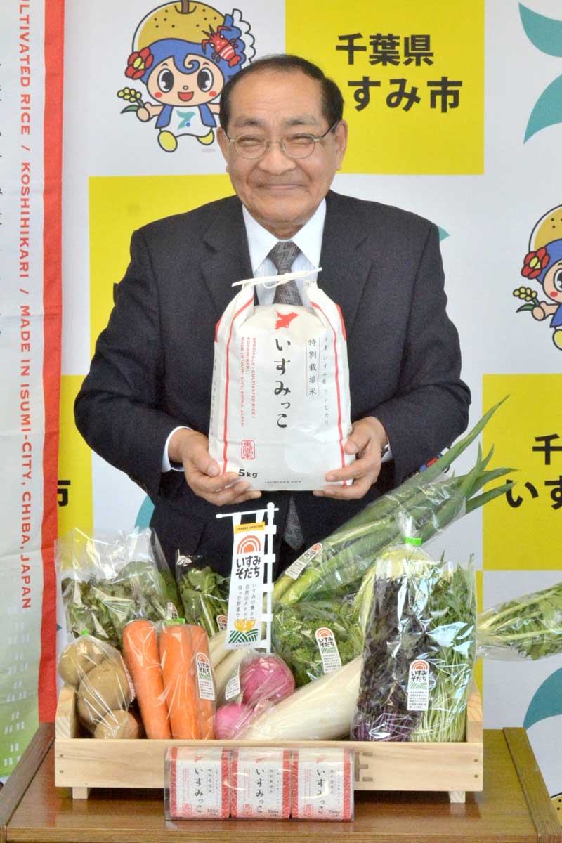 オーガニックビレッジ宣言した太田市長＝いすみ市役所