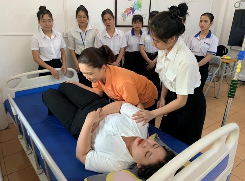 ベトナムでの介護技術講義の様子（梅香会提供）