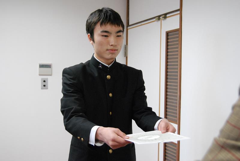 簿記１級の合格証書を手にする鈴木輝さん＝２月、東金市東岩崎の東金商工会議所