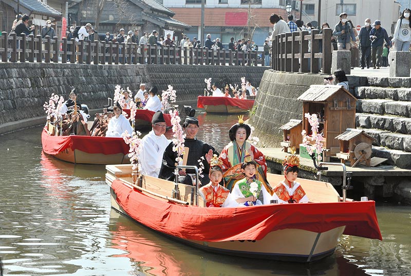 ひな人形の衣装をまとった参加者が舟で佐原の町並みを巡る「さわら雛舟春祭り」。観光客は春のひとときを楽しんだ=2日、香取市
