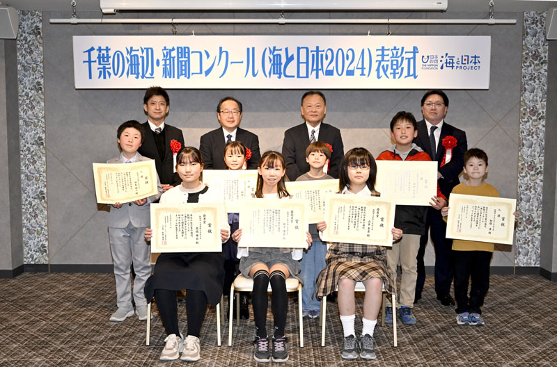 記念撮影で、賞状を手に笑顔の入賞者ら＝１日、船橋市