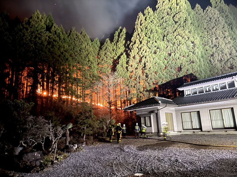 岩手県大船渡市で消火活動をする隊員ら（船橋市消防局提供）
