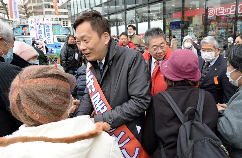 街頭演説を終え、共産党の小池書記局長(中央右)と共に支持者と握手する寺尾氏(中央)=8日、JR千葉駅前