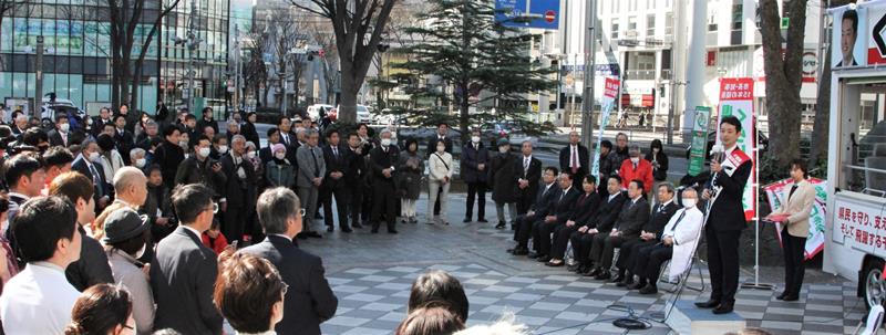 陣営関係者や支持者らが集結した熊谷氏の出陣式=2月27日、千葉市中央区
