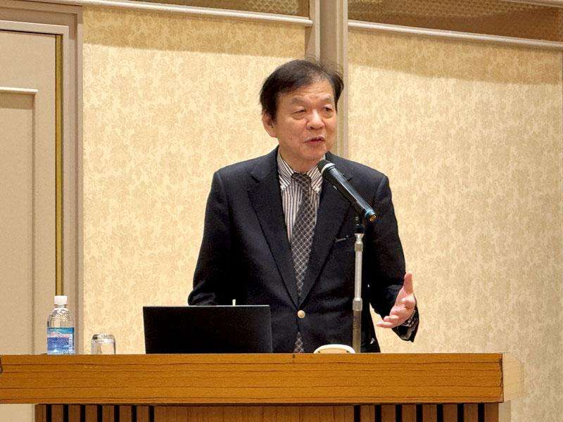 千葉政経懇話会３月例会で講演する城本氏＝１８日、千葉市中央区のホテル