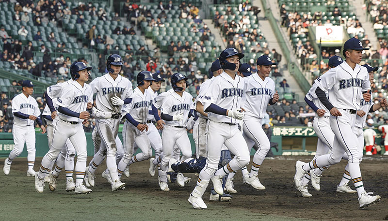 智弁和歌山に敗れ、応援席へあいさつに向かう千葉黎明ナイン=甲子園