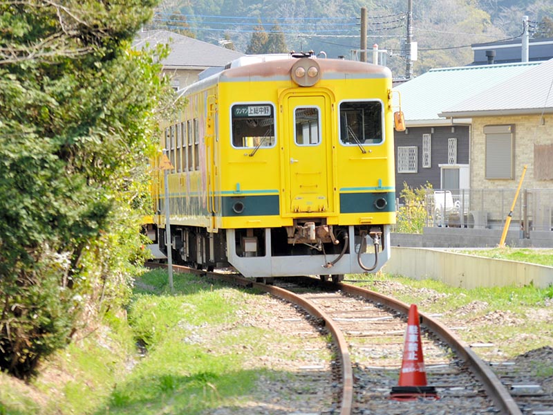 昨年10月の事故から5カ月以上が経過したが、現在も現場付近に置かれる脱線車両=25日、いすみ市