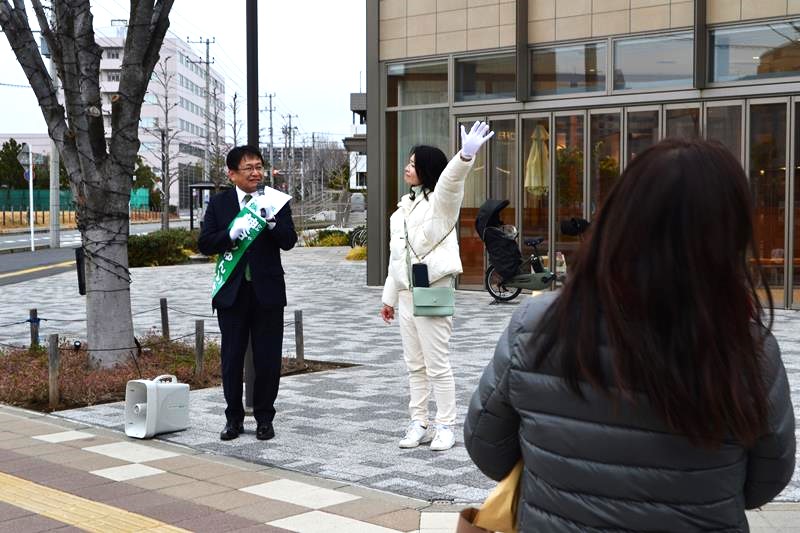 タワーマンションが立ち並ぶ地区で、地元選出の市議と共に演説する神谷氏(左)=8日、千葉市美浜区
