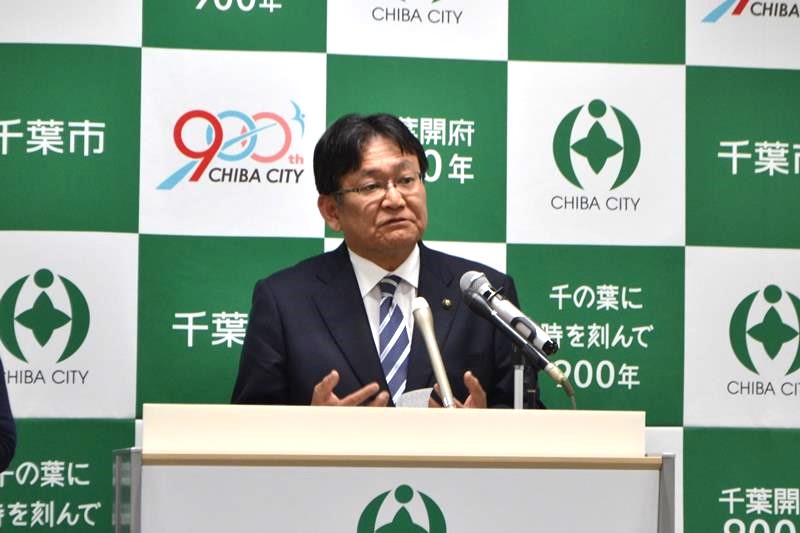 再選後初の記者会見で2期目の抱負を語る神谷市長=17日、千葉市役所