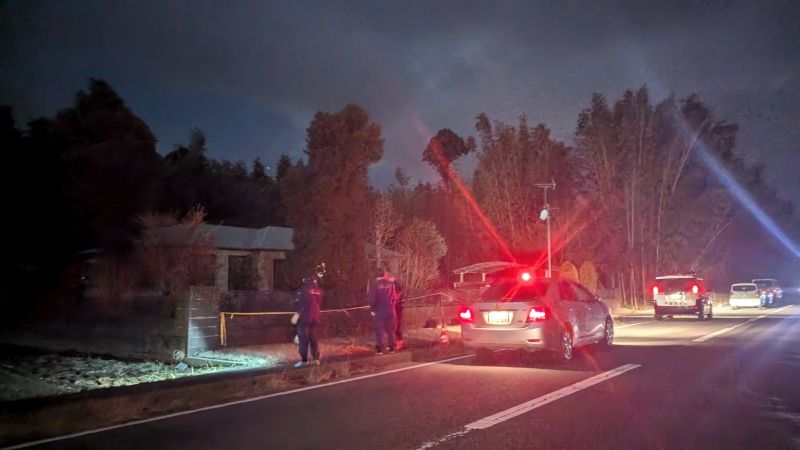 現場の住宅周辺を調べる捜査員=3月14日、成田市青山