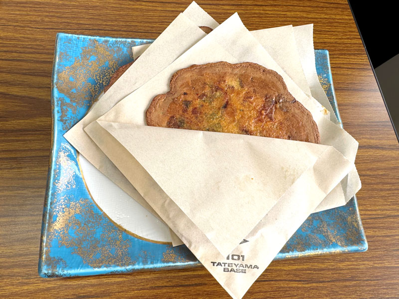 「TATEYAMA BASE」が考案した「館山さんがせんべい」