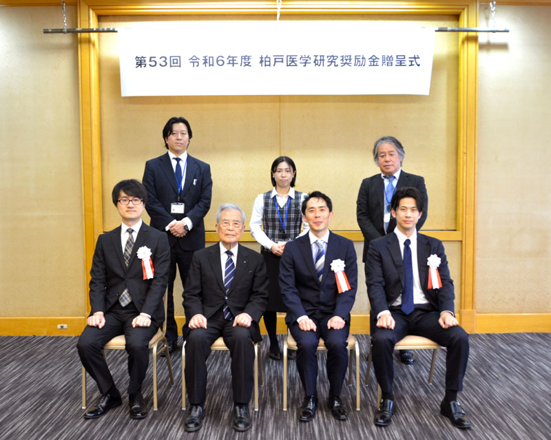 （前列右から）鈴木さん、木村さん、柏戸理事長、李さん＝千葉市中央区