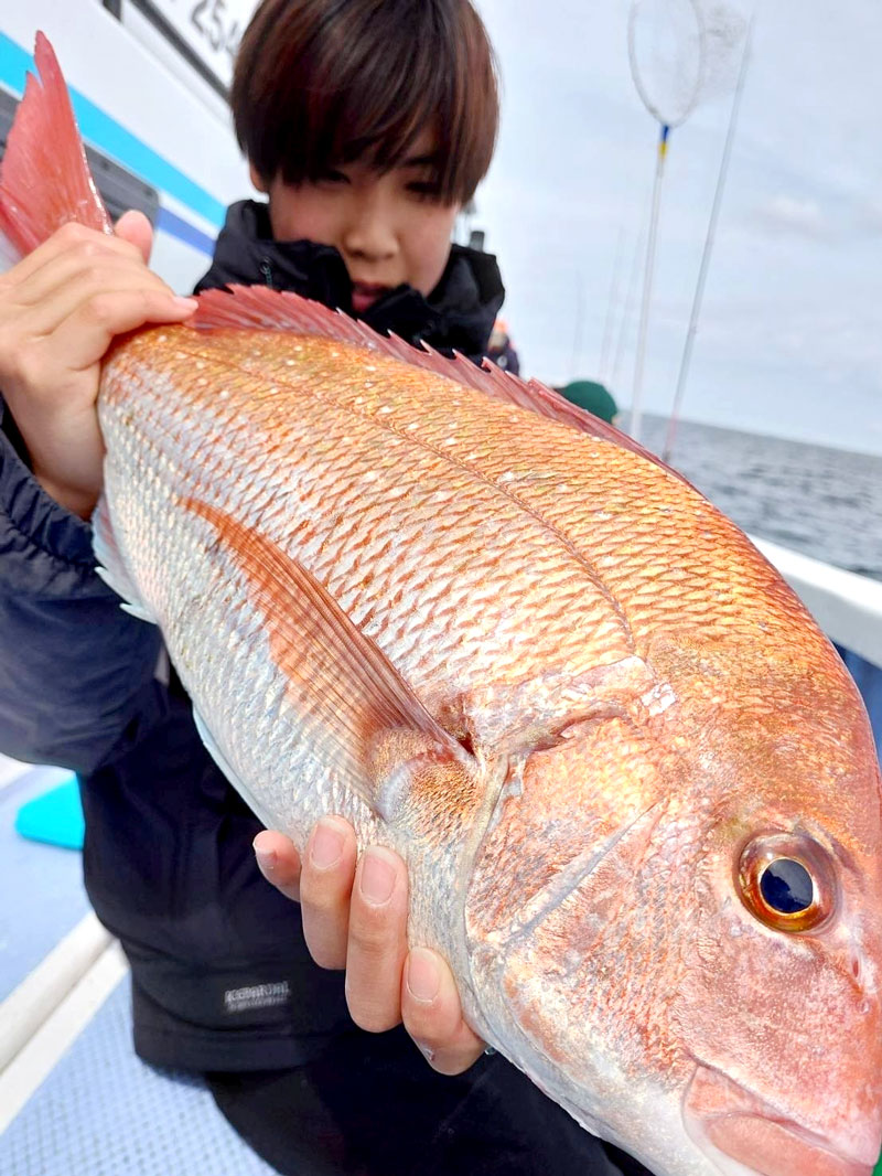 鹿島沖でゲットしたマダイ(写真は「幸栄丸」提供)