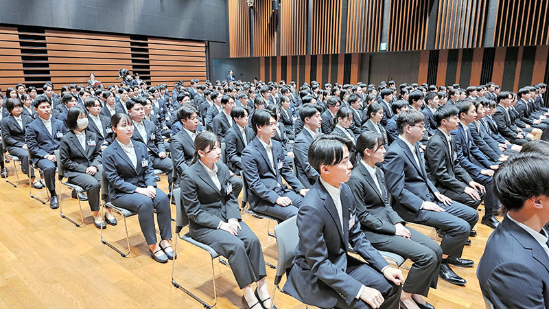緊張した面持ちで入行式に臨む新入行員=1日、千葉市中央区の千葉銀行本店