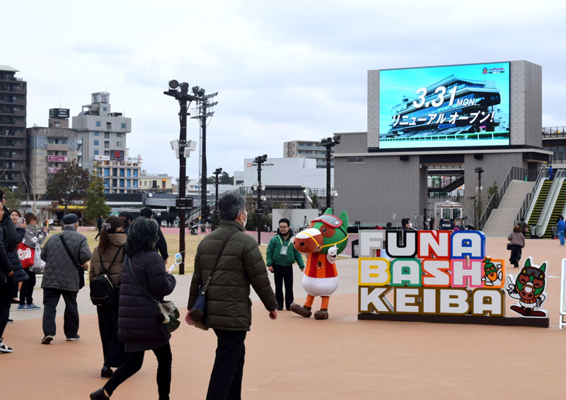 新入場門から入る観客。両面の大型パドックビジョンが出迎える＝３１日、船橋競馬場