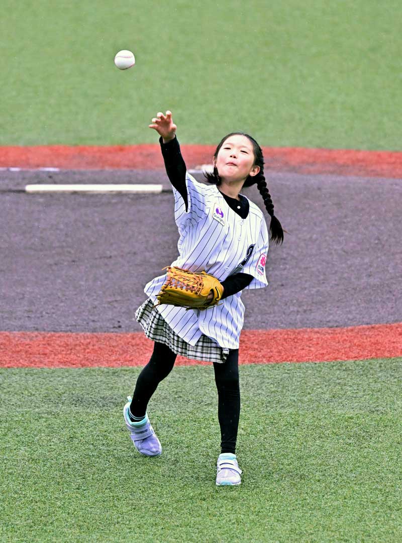 始球式を行った山田あかりさん＝３日、千葉市美浜区のＺＯＺＯマリンスタジアム