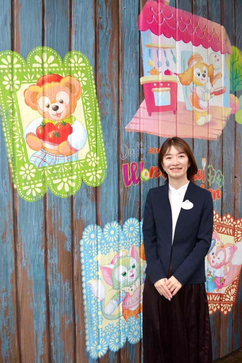 ３月末まで開催していたイベントでは、今まで登場しなかったテーマポートにもダッフィーを登場させており「どこでも接してもらえるよう新たな挑戦もしている」と話す五味さん＝浦安市の東京ディズニーシー