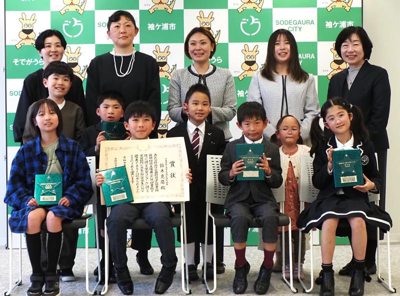 「図書館を使った調べる学習コンクール」で文部科学大臣賞に輝いた鈴木さん(前列左から2人目)ら優秀賞以上の受賞者=袖ケ浦市