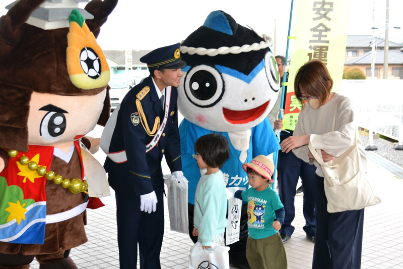 一日署長に就任し交通安全を呼びかける大多喜エグゼの大橋さん＝６日、大多喜町