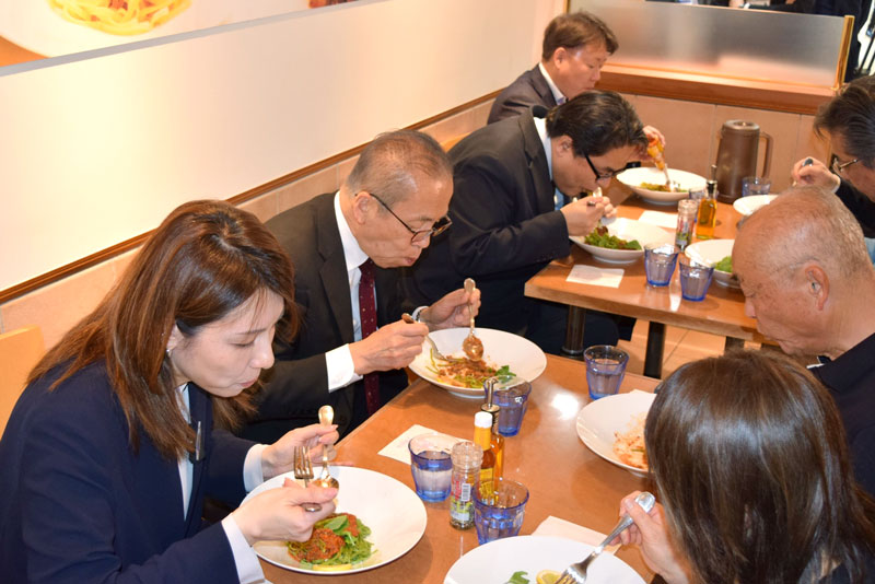 船橋尽くしのパスタを試食する松戸市長(左から2人目)ら=船橋市
