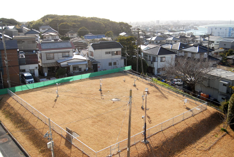 銚子気象台に隣接して設置されている「露場（ろじょう）」。地面からの熱を避けるために芝生を植え、安定した環境で気象観測を行う