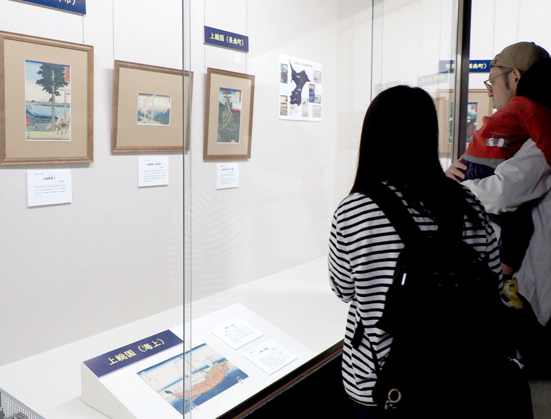 郷土博物館金のすずで開催中の企画展「浮世絵にみる上総・安房」=木更津市
