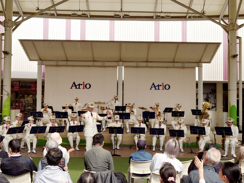 春の全国交通安全運動で開かれた県警音楽隊のコンサート＝市原市のアリオ市原