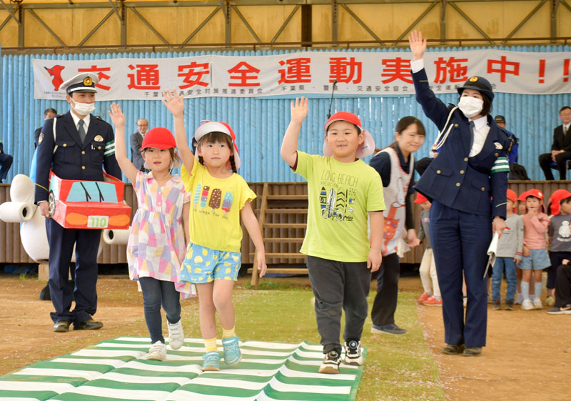 横断歩道を渡る練習をする園児＝成田市