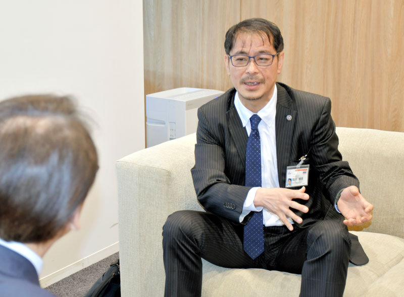 タイでの活動について田中市長（左）と語り合う堀井さん＝市川市役所