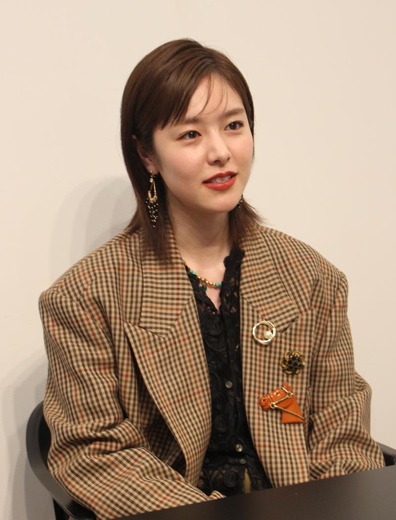 取材に応じる唐田さん=2月28日、東京都渋谷区