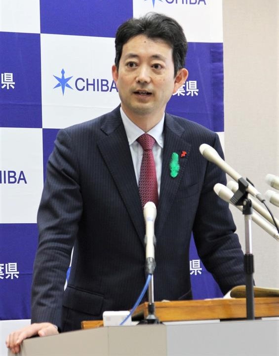 定例会見で記者の質問に答える熊谷知事=17日、千葉県庁