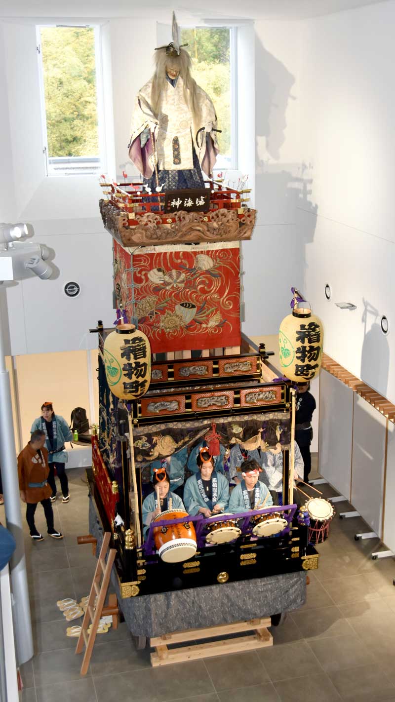 「天下祭り」での姿に復元された山車と人形＝佐倉市の夢咲くら館
