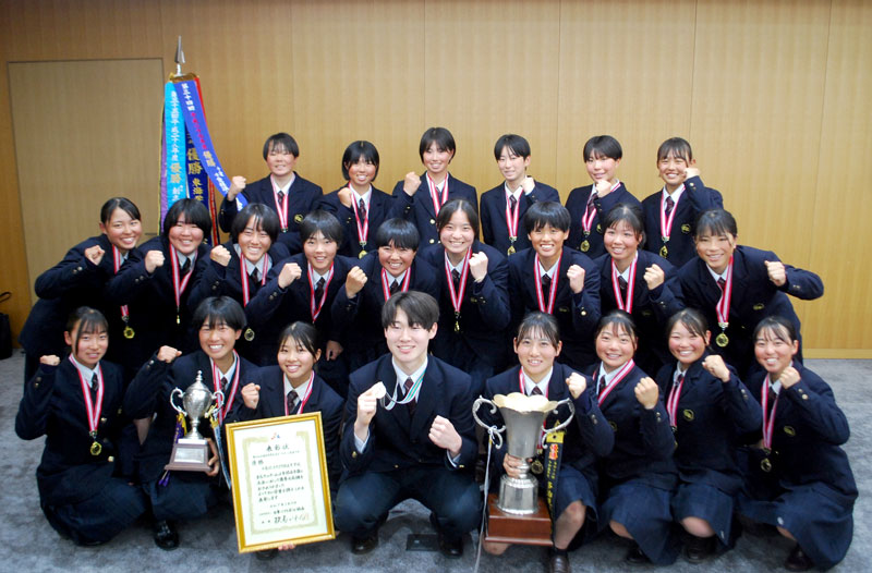 全国優勝を報告した自転車競技部の中村さん(前列左から4番目)とソフトボール部員たち=千葉市役所