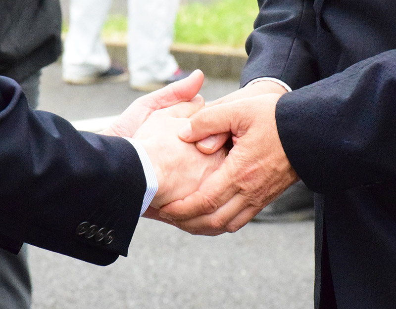 支援者と握手する候補者＝２０日、茂原市