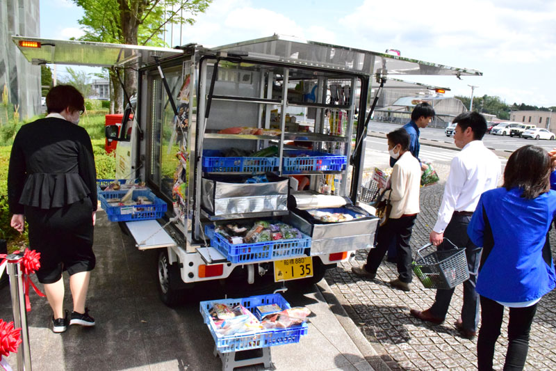 移動スーパーのPR販売で列を作る人たち=22日、長柄町役場