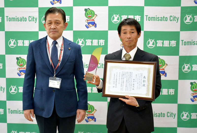 「さつまいも・オブ・ザ・イヤー」を受賞した田中さん(右)と富里市役所で面会した五十嵐市長