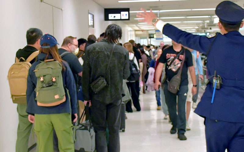 入国審査を待つ外国人の長い列ができる成田空港＝３月２７日、成田市