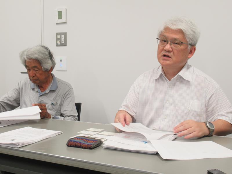 会見する「ラムサール・ネットワーク日本」の陣内隆之理事（右）＝２５日、市川市役所