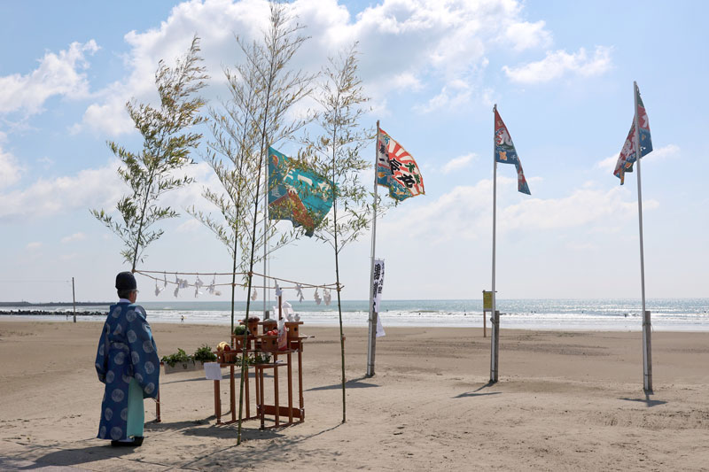 海開き式の中で行われた安全祈願祭=29日午前、九十九里町の片貝中央海岸