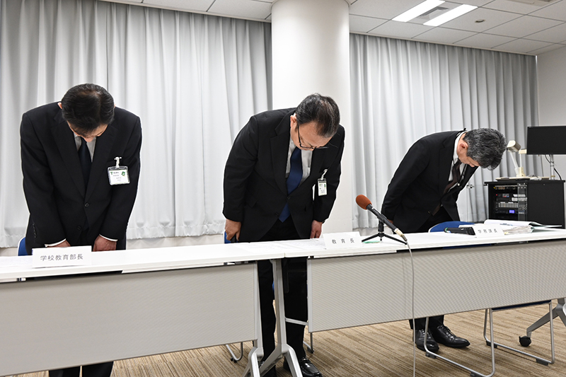 会見冒頭、謝罪する小熊隆・千葉県習志野市教育委員会教育長ら=22日、同市役所