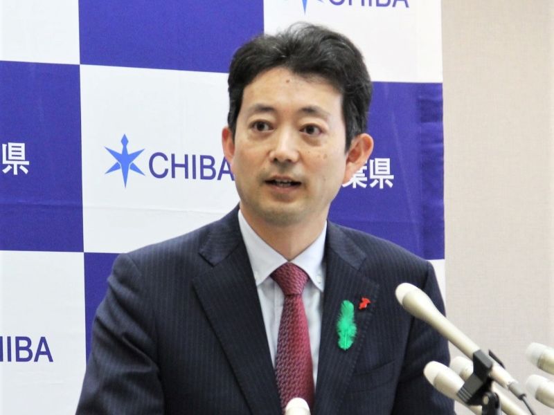 定例会見で記者の質問に答える熊谷知事＝１７日、県庁