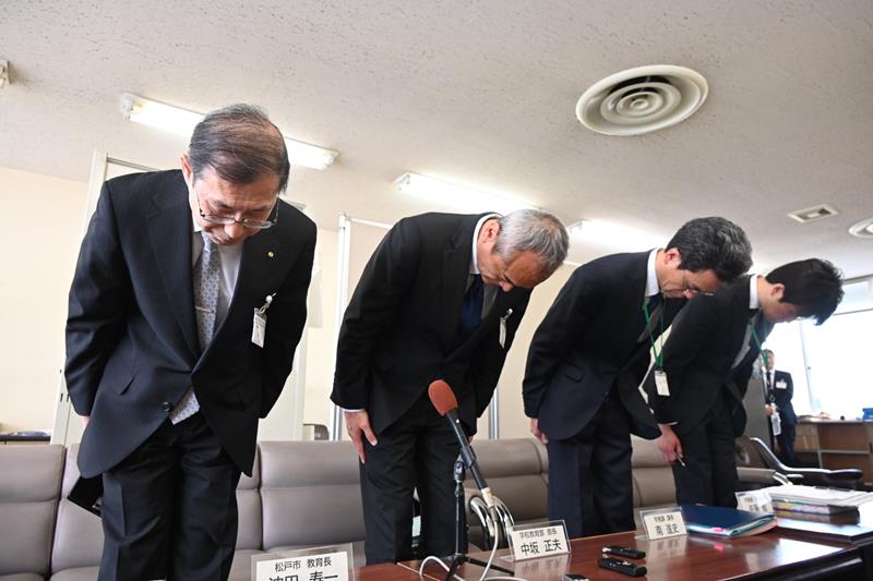記者会見冒頭謝罪する波田寿一・松戸市教育長（左）ら＝１１日午前１０時半ごろ、松戸市役所